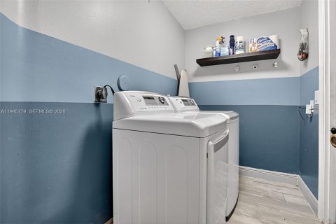 Casa en venta en Pembroke Pines, Florida, 3 dormitorios, 172.8 m2 № 2058934 - foto 30