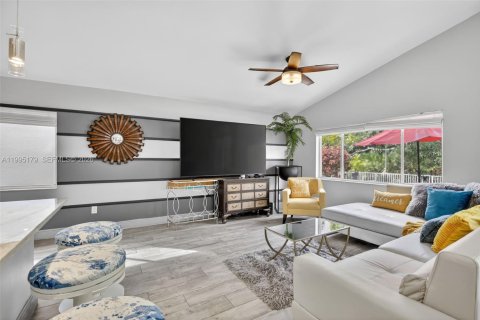 Casa en venta en Pembroke Pines, Florida, 3 dormitorios, 172.8 m2 № 2058934 - foto 14