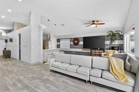 Casa en venta en Pembroke Pines, Florida, 3 dormitorios, 172.8 m2 № 2058934 - foto 17
