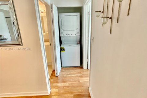 Condo in Miami, Florida, 2 bedrooms  № 2025058 - photo 16