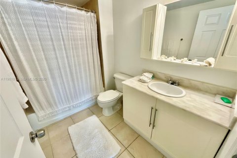 Condo in Miami, Florida, 2 bedrooms  № 2025058 - photo 24
