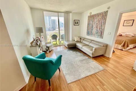 Condo in Miami, Florida, 2 bedrooms  № 2025058 - photo 5