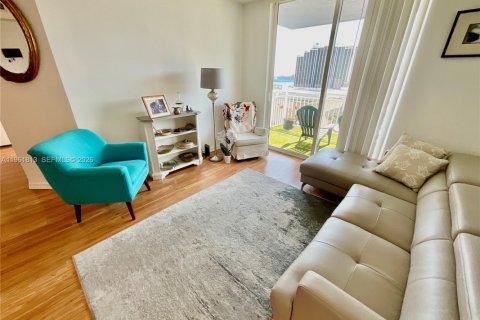 Condo in Miami, Florida, 2 bedrooms  № 2025058 - photo 7