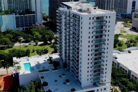 Condo in Miami, Florida, 2 bedrooms  № 2025058 - photo 27