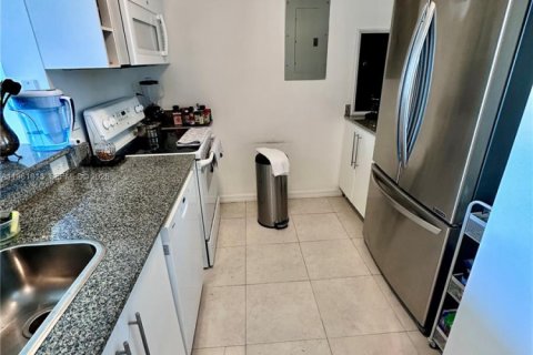 Condo in Miami, Florida, 2 bedrooms  № 2025058 - photo 14
