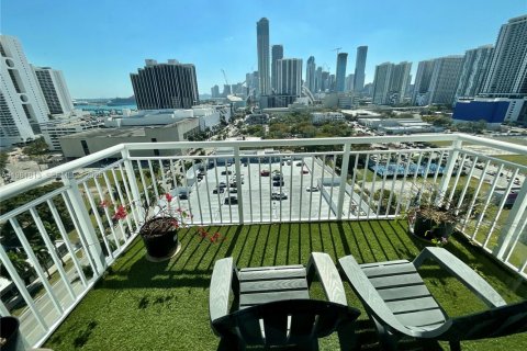 Condo in Miami, Florida, 2 bedrooms  № 2025058 - photo 9