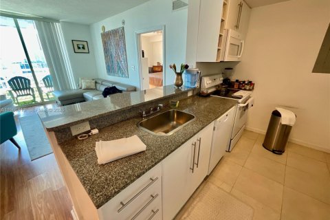 Condo in Miami, Florida, 2 bedrooms  № 2025058 - photo 11