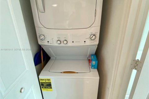 Condo in Miami, Florida, 2 bedrooms  № 2025058 - photo 17