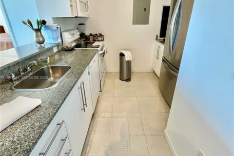 Condo in Miami, Florida, 2 bedrooms  № 2025058 - photo 12