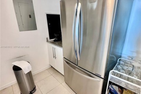 Condo in Miami, Florida, 2 bedrooms  № 2025058 - photo 15