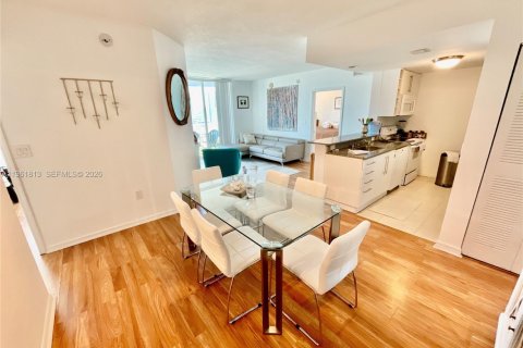 Condo in Miami, Florida, 2 bedrooms  № 2025058 - photo 4