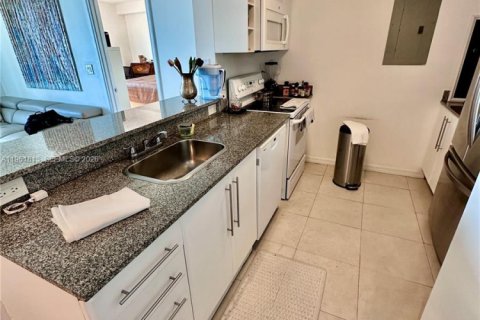 Condo in Miami, Florida, 2 bedrooms  № 2025058 - photo 13