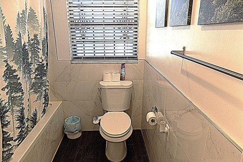Condo in Miami, Florida, 2 bedrooms № 2243521 - photo 25