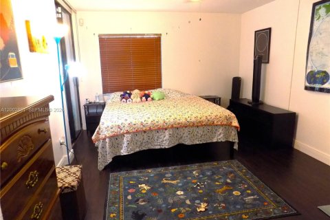 Condo in Miami, Florida, 2 bedrooms № 2243521 - photo 11