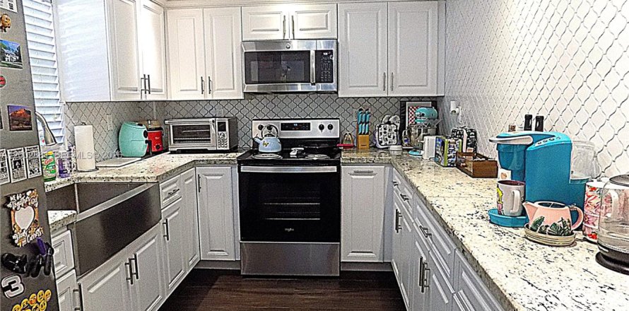 Condo in Miami, Florida, 2 bedrooms № 2243521
