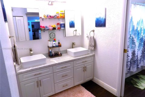 Condo in Miami, Florida, 2 bedrooms № 2243521 - photo 14