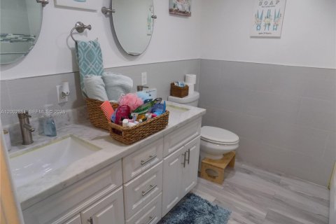 Condo in Miami, Florida, 2 bedrooms № 2243521 - photo 13