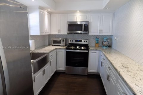 Condo in Miami, Florida, 2 bedrooms № 2243521 - photo 2