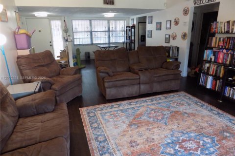 Condo in Miami, Florida, 2 bedrooms № 2243521 - photo 6