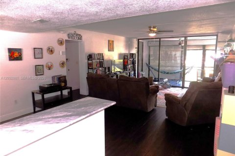 Condo in Miami, Florida, 2 bedrooms № 2243521 - photo 4