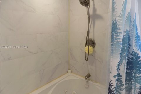 Condo in Miami, Florida, 2 bedrooms № 2243521 - photo 24