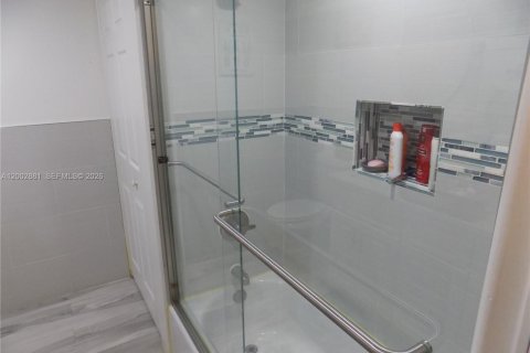 Condo in Miami, Florida, 2 bedrooms № 2243521 - photo 15