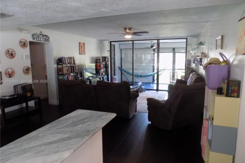 Condo in Miami, Florida, 2 bedrooms № 2243521 - photo 5