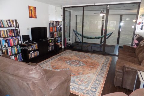 Condo in Miami, Florida, 2 bedrooms № 2243521 - photo 7
