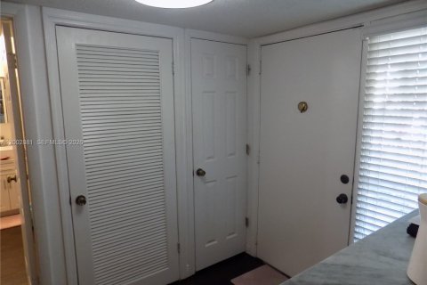Condo in Miami, Florida, 2 bedrooms № 2243521 - photo 22