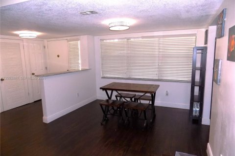 Condo in Miami, Florida, 2 bedrooms № 2243521 - photo 3