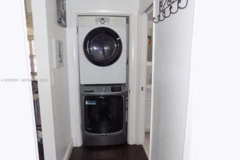 Condo in Miami, Florida, 2 bedrooms № 2243521 - photo 8
