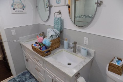 Condo in Miami, Florida, 2 bedrooms № 2243521 - photo 12