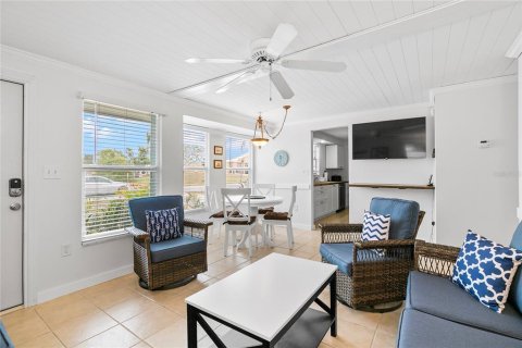 Commercial property in Holmes Beach, Florida 5 bedrooms, 229.84 sq.m. № 1552818 - photo 25