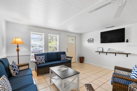 Commercial property in Holmes Beach, Florida 5 bedrooms, 229.84 sq.m. № 1552818 - photo 29