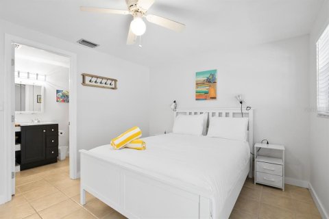 Commercial property in Holmes Beach, Florida 5 bedrooms, 229.84 sq.m. № 1552818 - photo 18