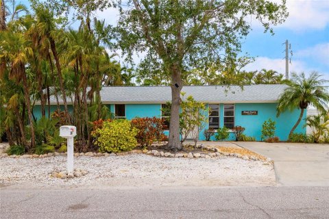 Commercial property in Holmes Beach, Florida 5 bedrooms, 229.84 sq.m. № 1552818 - photo 2