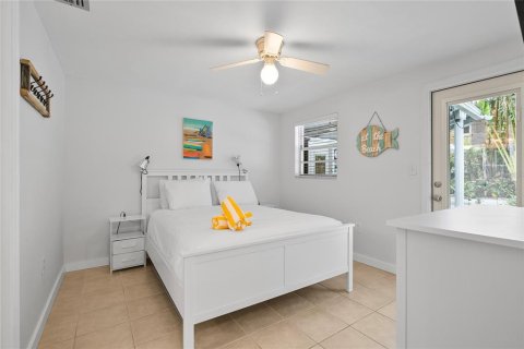 Commercial property in Holmes Beach, Florida 5 bedrooms, 229.84 sq.m. № 1552818 - photo 19