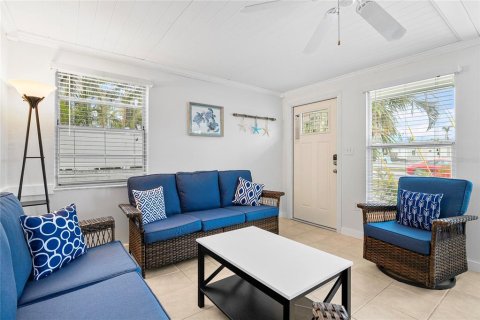 Commercial property in Holmes Beach, Florida 5 bedrooms, 229.84 sq.m. № 1552818 - photo 27