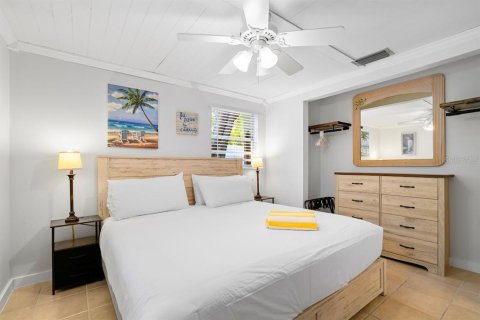 Commercial property in Holmes Beach, Florida 5 bedrooms, 229.84 sq.m. № 1552818 - photo 16