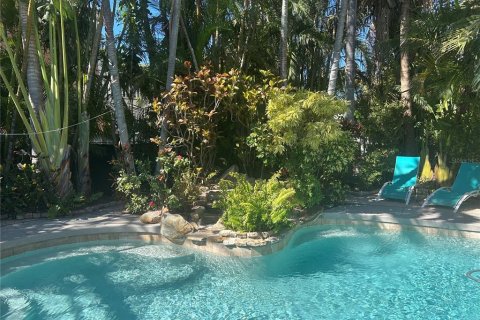 Commercial property in Holmes Beach, Florida 5 bedrooms, 229.84 sq.m. № 1552818 - photo 6