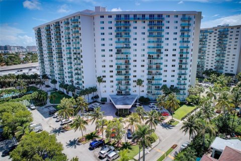 Copropriété à louer à Sunny Isles Beach, Floride: 1 chambre, 93.37 m2 № 1878605 - photo 1
