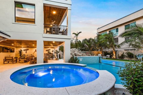 Condo in Sarasota, Florida, 5 bedrooms  № 2120701 - photo 9