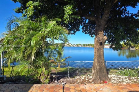 Villa ou maison à vendre à Hialeah, Floride: 4 chambres, 107.86 m2 № 1955744 - photo 2
