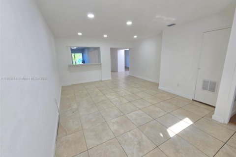 Villa ou maison à vendre à Hialeah, Floride: 4 chambres, 107.86 m2 № 1955744 - photo 5
