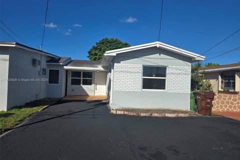 Villa ou maison à vendre à Hialeah, Floride: 4 chambres, 107.86 m2 № 1955744 - photo 1