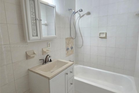 Villa ou maison à vendre à Hialeah, Floride: 4 chambres, 107.86 m2 № 1955744 - photo 10