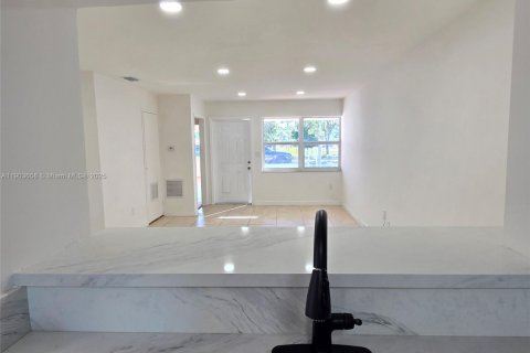 Villa ou maison à vendre à Hialeah, Floride: 4 chambres, 107.86 m2 № 1955744 - photo 4