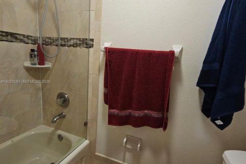 Снять в аренду таунхаус в Майами, Флорида 2 спальни, 117.15м2, № 2077569 - фото 12