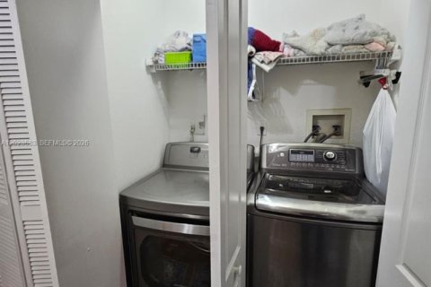 Снять в аренду таунхаус в Майами, Флорида 2 спальни, 117.15м2, № 2077569 - фото 10