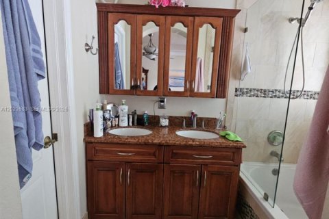 Снять в аренду таунхаус в Майами, Флорида 2 спальни, 117.15м2, № 2077569 - фото 14